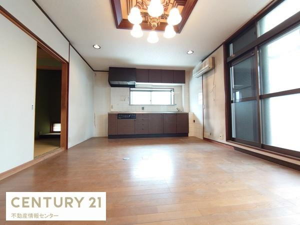 【居間・リビング】 | 1，2階にキッチンがあるため二世帯住宅にも！