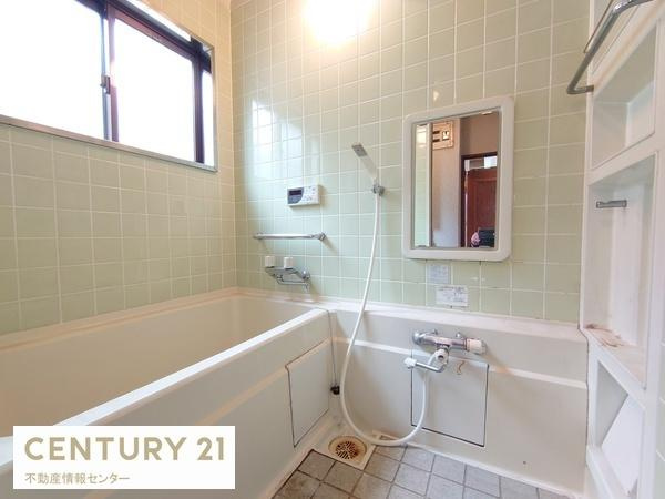 【和室】 | シャッター付の倉庫もございます！
駐車場としての利用も可能です！