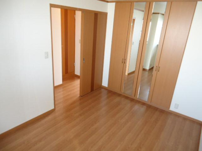 【内装】 | アベニール細江 | 洋室の収納には姿見付き