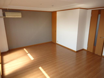 【居間・リビング】 | アベニール細江 | アクセントクロスに張り替えました