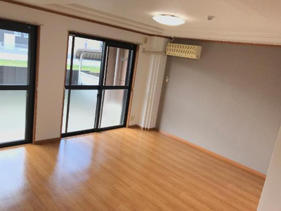 【居間・リビング】 | アベニール細江 | 13.2帖の広いリビング　壁紙張替え済み