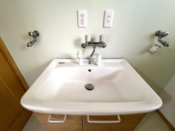 大石町2丁目中古の独立洗面台|シンプルで清潔感のある洗面所です！家族の支度がはかどりそう。