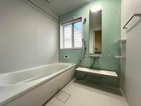 大石町2丁目中古の浴室|淡いグリーンのアクセントが心地よく、リラックスできるバスルームです。大きな窓から自然光が入り、爽やかで開放感のある空間が広がります！