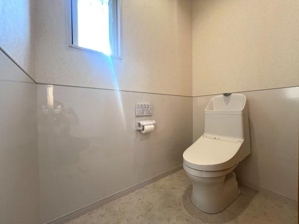 大石町2丁目中古のトイレ|トイレは広々設計で、圧迫間のない快適な空間です♪　小窓からは自然光が差し込み、換気もしやすく常に心地よい環境を保てます！