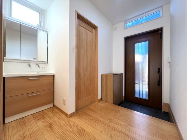 大石町2丁目中古の玄関|縦長のスリット窓からやさしい光が差し込む、明るく清潔感のある玄関。来客時にも好印象を与える、ゆとりある空間です◎