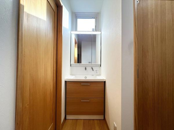 大石町2丁目中古の玄関|玄関入るとすぐのところにお手洗いがありトイレを出た時はもちろん、帰宅したときの手洗いにも便利です♪