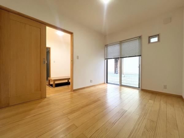 大石町2丁目中古の洋室|明るい自然光がたっぷり差し込む清潔感あふれる洋室。お子様のお部屋にもおすすめです。