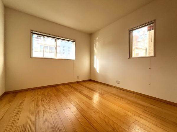 大石町2丁目中古の洋室|明るい自然光が差し込む開放的な空間です。十分な広さがあり、ベッドやデスクなどの家具を自由に配置できるため、使い勝手も非常に良いです◎