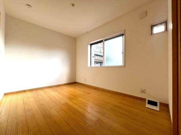 大石町2丁目中古の洋室|こちらの洋室は、シンプルで使い勝手の良い空間。寝室や書斎、または趣味の部屋としてもぴったりの広さです。すっきりとしたレイアウトが可能で、快適に過ごせる居心地の良い部屋です♪