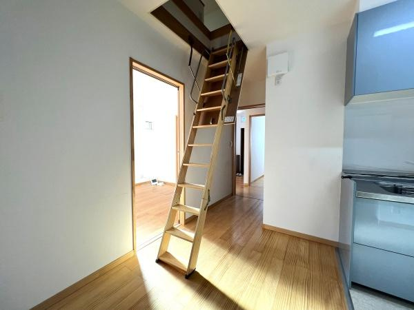 大石町2丁目中古の収納|普段は仕舞っておける屋根裏部屋へ上る収納階段です。普段は広々空間を使用でき、屋根裏部屋を使う時だけ出すことで空間活用できます◎