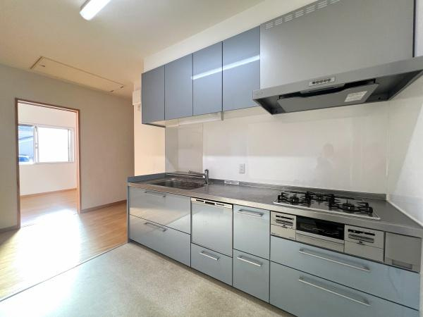 大石町2丁目中古のキッチン|収納たっぷりのシステムキッチンは、調理道具や食器もすっきり片付きます。毎日の料理がもっと快適に楽しくなるキッチンです。