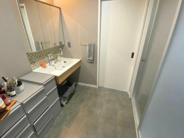 細　中古の独立洗面台|三面鏡タイプの洗面化粧台は、角度を変えて身だしなみをチェックできる実用性の高い仕様。鏡裏はすべて収納スペースになっており、スキンケア用品や小物類もすっきり整理できます。毎日の準備が快適になる設備です♪