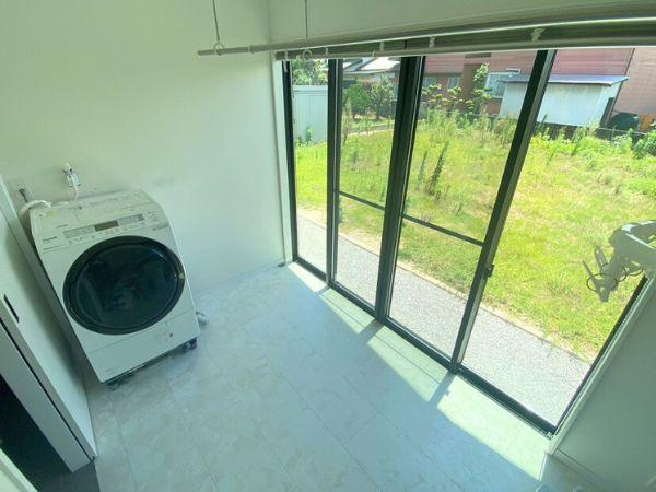 細　中古の内装|二面採光のランドリールーム！
室内なので天気や時間に左右されません♪
花粉や黄砂の時期でも安心してお洗濯ができますね！