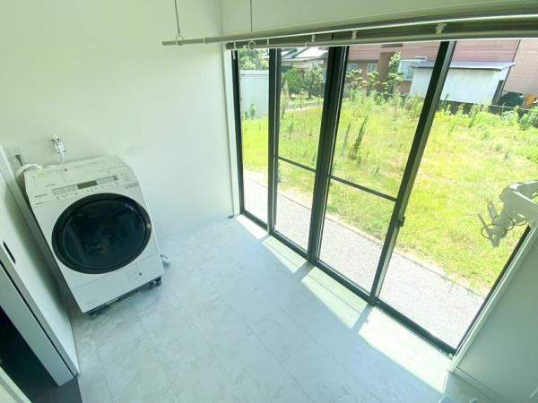 細　中古の内装|二面採光のランドリールーム！
室内なので天気や時間に左右されません♪
花粉や黄砂の時期でも安心してお洗濯ができますね！
