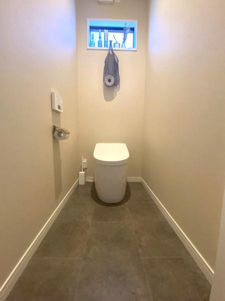 細　中古のトイレ|タンクレスタイプなのですっきりとしたスタイリッシュな空間！
凹凸も少ないので拭き掃除も簡単に！