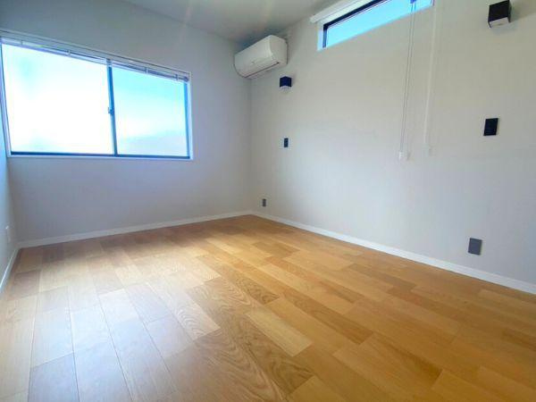 細　中古の洋室|2面採光の洋室！
ブラケットライトがお部屋の雰囲気をおしゃれに演出♪
各居室に収納もあるのでお部屋をきれいに保ちやすい！