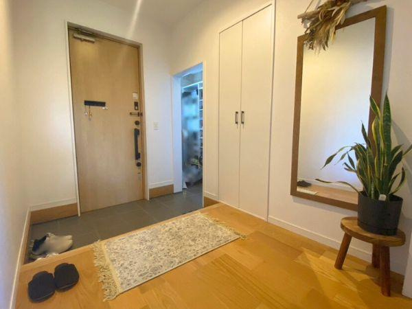 細　中古の玄関|オープンタイプのシューズクロークは
ベビーカーやアウトドア用品置きなど多機能に活躍できそう！