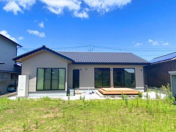 細　中古の庭|広々としたお庭はお子様の遊び場としてはもちろん、
ガーデニングや家庭菜園も楽しめそう♪
物置もあります◎