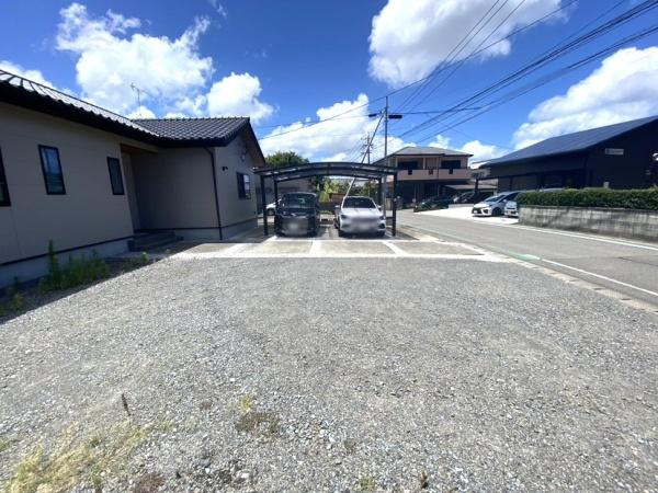細　中古の駐車場|駐車可能台数3台以上！
2台は屋根付きのカーポートもあり♪
お友達やご親族など来客が多いご家庭でも安心です！