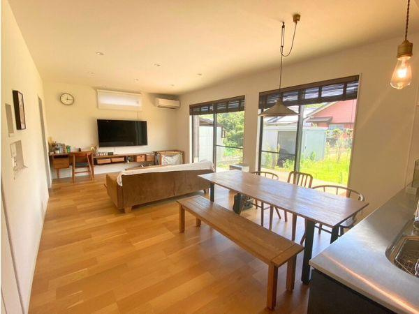 細　中古の居間・リビング|ゆったりとした約18帖のLDK！
大きな窓からはたっぷりと光が差し込みます。
縦型LDKなので家族同士のコミュニケーションも弾みそうですね♪