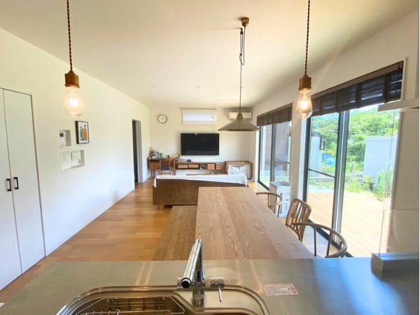 細　中古の居間・リビング|キッチンからリビング全体が見渡せるので
小さなお子様がいるご家庭でも様子を見守りながら家事がでます！
ペンダントライトでお部屋もカフェのようなよりおしゃれな雰囲気に♪