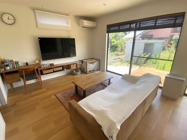 細　中古の居間・リビング|2面採光で明るい雰囲気のリビング♪