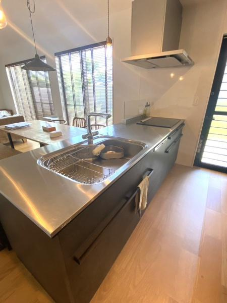 細　中古のキッチン|開放的な雰囲気のオープンタイプのペニンシュラキッチン！
IHコンロなのでお手入れもしやすく安全性も◎
食器洗乾燥機もあるので家事時間も短縮できそう♪