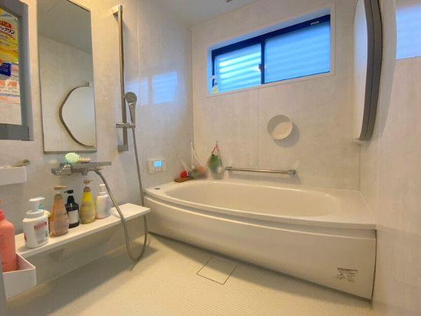 細　中古の浴室|白を基調とした落ち着いた色味のユニットバス！
窓もあるので採光や通風も良好♪
カウンターもスッキリしたタイプなのでお手入れしやすい！