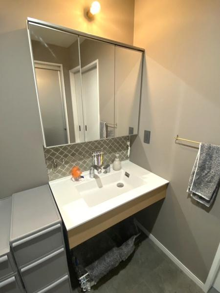 細　中古の独立洗面台|シンプルでホテルライクな洗面台♪
毎日の身支度もおしゃれな洗面台で楽しくなりそうですね！