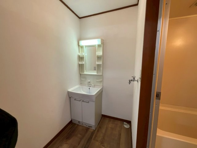 ヒルズF&Mの独立洗面台|明るい洗面所です