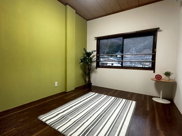 ヒルズF&Mの洋室|グリーンのクロスがポイントです