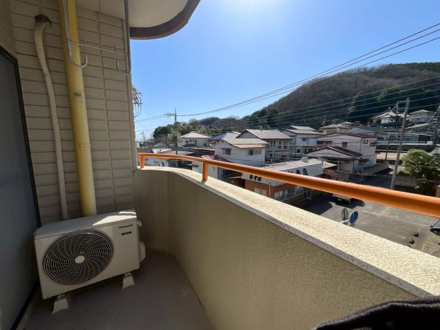 ヒルズF&Mのバルコニー|ベランダ広々です