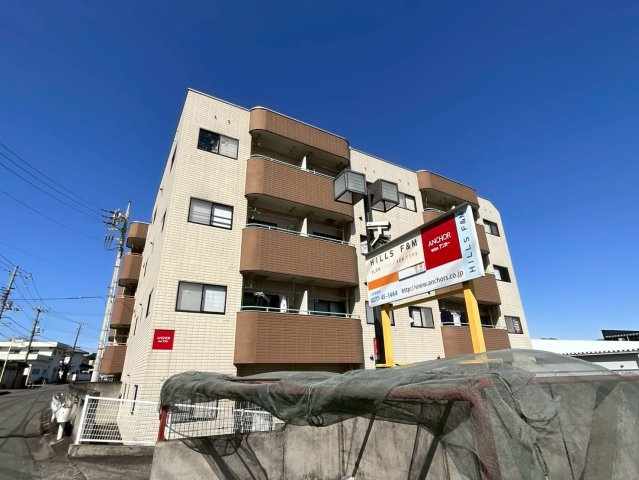 ヒルズF&Mの外観|明るい外壁のカラーリング