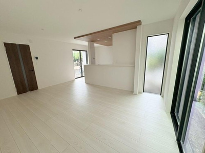 【居間・リビング】 | 【GRAFARE　ZEH水準仕様】小平市天神町４期 | 大きな窓のあるリビングは、陽光あふれる明るい空間です。居心地良く、ご家族皆がゆったり寛げる憩いの空間となりそうです。