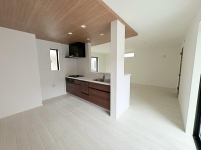 【居間・リビング】 | 【GRAFARE　ZEH水準仕様】小平市天神町４期 | カウンターキッチンにつき料理をしながらリビングを見渡せます！