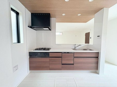 【キッチン】 | 【GRAFARE　ZEH水準仕様】小平市天神町４期 | 食収納豊富なシステムキッチン。圧力鍋やパスタ鍋などの背の高い調理も収納できます！キッチン回りがすっきり片付きそうです♪