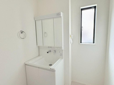 【洗面所】 | 【GRAFARE　ZEH水準仕様】小平市天神町４期 | 洗面所は窓があり換気も出来ます。