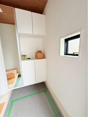 【玄関】 | 【GRAFARE　ZEH水準仕様】小平市天神町４期 | 明るくコントラストのある、開放感と清潔感を兼ね備えた玄関。姿見付きの下駄箱で、お家を出る前に今日のコーディネートの最終チェックをすることができます♪ 