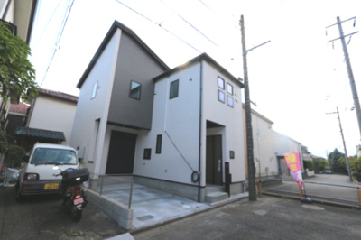 【外観】 | 【GRAFARE　ZEH水準仕様】小平市天神町４期 | ビルトイン車庫完備♪前面道路は住人以外の車の進入が少ないので、車庫入れが苦手な方でも安心して入れられます♪