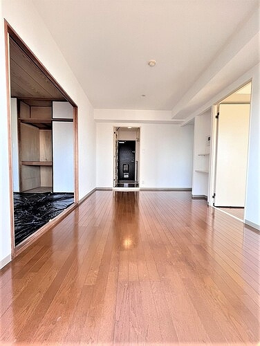 ライオンズマンション舟入中町の居間・リビング|リビング・ダイニング（玄関方向）　※2023年10月撮影