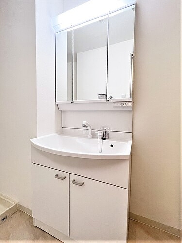 ライオンズマンション舟入中町の洗面所|三面鏡付き洗面化粧台　※2023年10月撮影