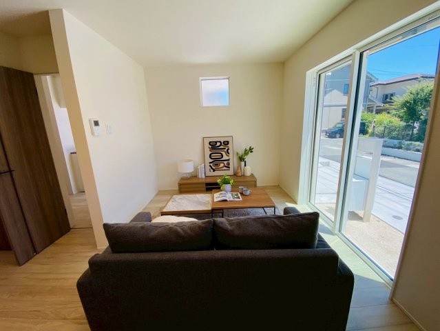 リナージュ/南区/御幸笛田1丁目/24-1期/2号棟の居間・リビング|御幸笛田新築完成しました☆即案内致可能☆当日の連絡も大歓迎☆