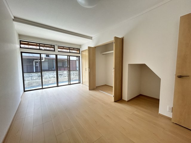 【洋室】 | 吉野売家 | １階に配置された明るい洋室です！