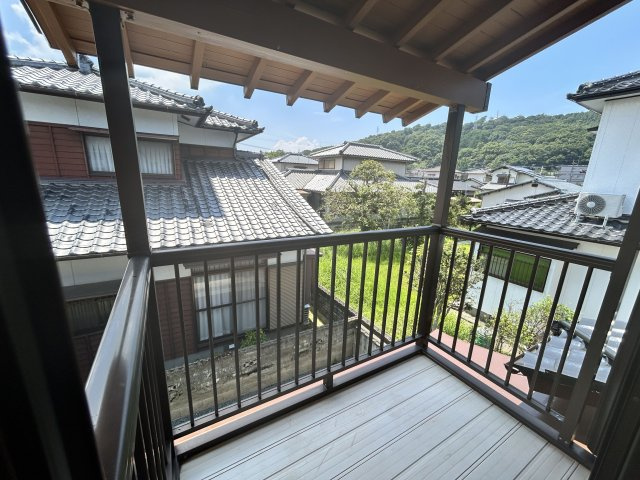 【バルコニー】 | 吉野売家 | 屋根付きのバルコニーで雨の日も安心です！！