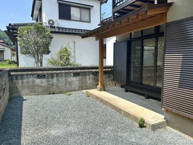 【庭】 | 吉野売家 | 庭部分も砕石敷で綺麗にしあがっています！