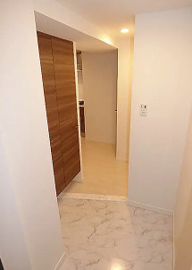 ルーエ本町の玄関