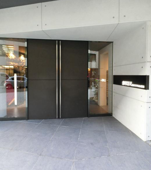 ルーエ本町のエントランス