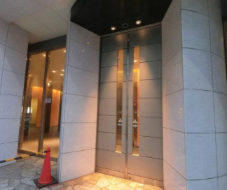 レジディア心斎橋ウエストのエントランス