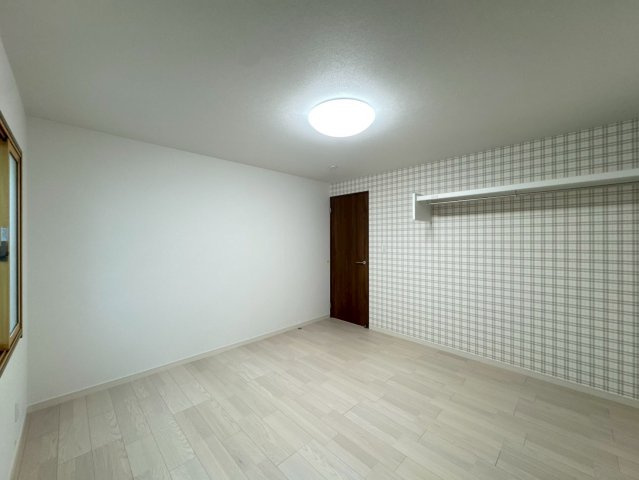 【認定中古】小倉南区志井鷹羽台　5SLDK　【小倉南区　中古戸建て】の洋室|玄関横の1階洋室はオープンクローク完備♪【小倉南区　中古戸建】