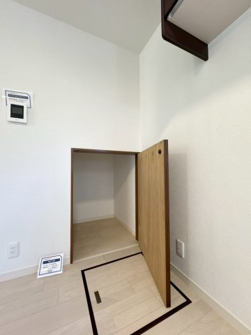 【認定中古】小倉南区志井鷹羽台　5SLDK　【小倉南区　中古戸建て】の収納|リビングには階段下を活用した収納スペースがあります♪【小倉南区　中古戸建】